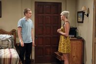 Two and a Half Men – Jake (Angus T. Jones, l.) kommt übers Wochenende nach Hause und zufälliger Weise ist auch Missi (Miley Cyrus, r.) da. Die beiden kommen sich erneut näher ...