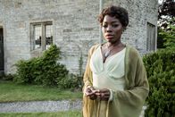 Father Brown – Dione Moon (Estella Daniels) wurde in den Kreis der örtlichen Hexengruppe aufgenommen. Das Ritual sorgte für Aufruhr in dem kleinen Dorf.