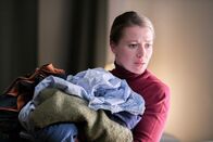 Hüftkreisen mit Nancy – Tina (Rebecca Rudolph) wundert sich über die Veränderung ihres Mannes.