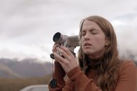 Monsieur Killerstyle – Denise, deren Leidenschaft das Schneiden von bereits existierenden Filmen ist, interessiert sich brennend für Georges Vorhaben.