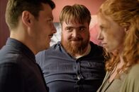 Im Knast – Manni (Tristan Seith, M.) sieht rot, als Nora (Marleen Lohse, r.) und der Graf (Manuel Rubey, l.) sich beim Rollenspiel zu nahe kommen.