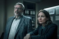 Patience – Calvin Baxter (Mark Benton, l.); Bea Metcalf (Laura Fraser, r.)