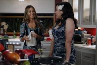 Modern Family – L-R: Gloria Delgado-Pritchett (Sofía Vergara), Darlene (Jennifer Tilly)