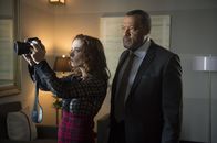 Hannibal – Um Francis Dolarhyde in einen Hinterhalt zu locken, nutzen Jack Crawford (Laurence Fishburne, r.) und seine Leute Freddie Lounds (Lara Jean Chorostecki, l.) als ihren Lockvogel. Mit Erfolg?