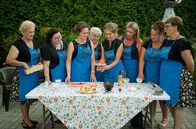 Zu Tisch ... – v.l.): Sie backen, kochen oder malen zusammen.