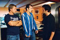 Mit Herz und Handschellen – Der flüchtige Wacker (Jannis Spengler, M.) sucht ausgerechnet Unterschlupf bei seinem Vorgesetzten Leo (Henning Baum, l.) und dessen Freund Thorsten (Martin Rapold, r.). Ist das wirklich eine gute Idee?