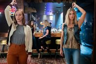 Hacks – Nach einem erfolgreichen Tag auf der Messe, bei der DJ Vance (Kaitlin Olson, r.) zusammen mit Ava (Hannah Einbinder, l.) ihren selbstgemachten Schmuck promotet haben, lassen die beiden den Abend in einer Bar ausklingen. Doch dann enthüllen ihre Freunde ein schockierendes Geheimnis über DJ Vances Nebeneinkommen – ganz zum Entsetzen von Ava.