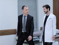 Atlanta Medical – Dr. Randolph Bell (Bruce Greenwood, l.); Dr. Conrad Hawkins (Matt Czuchry, r.)