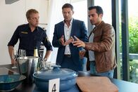 Die Rosenheim-Cops – Polizeihauptmeister Mohr (Max Müller, l.) und die Kommissare Hansen (Igor Jefti?, M.) und Kaya (Baran Hêvî, r.) versuchen die Tat anhand der Beweismittel am Tatort zu rekonstruieren.