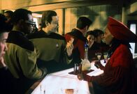 Star Trek VII - Treffen der Generationen – Während Data (Brent Spiner, 2.v.l.) und Geordi (LeVar Burton, l.) mit der gestrandeten Enterprise auf dem Planeten Veridian III ausharren müssen, öffnet Guinan (Whoopi Goldberg, r.) ihrem Captain Picard im Nexus die Augen ...