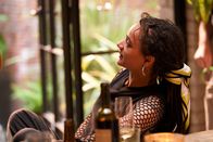 Conversations with Friends – Bobbi (Sasha Lane) fragt sich, wohin ihre Freundin nach der Party plötzlich verschwunden ist. Nun hat Bobbi ihr ein Geständnis zu machen.