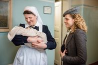 Charité – Anni (Mala Emde, r.) tritt ihren Dienst an, Schwester Käthe (Susanne Böwe, l.) passt auf ihre Tochter Karin auf.