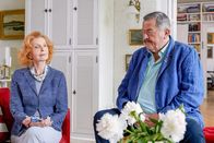 Die Rosenheim-Cops – Im Rahmen der Ermittlungen befragt Kommissar Hofer (Joseph Hannesschläger, r.) die Witwe des Opfers, Gerda König (Jutta Kammann, l.).