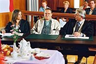 Edel & Starck – Felix (Christoph M. Ohrt, r.) und Sandra (Rebecca Immanuel, l.) vertreten Hans-Günther Blechschmidt (Michael Brandner, M.), der verdächtigt wird, seine Frau umbringen zu wollen.