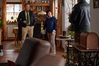 Hubert und Staller – Riedl (Paul Sedlmeir, r.) entdeckt ein Geheimfach in einer Schmuckvase. Was hat die ehemalige Filmdiva Barbara Schiller (Simone Rethel, M.) zu verbergen? Hubert (Christian Tramitz, l.) ahnt etwas.