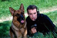 Kommissar Rex – Der eine hat sein Herrchen verloren, der andere seinen Hund. Doch schon nach kurzer Zeit kommen Rex und sein neuer "Vorgesetzter" Alexander Brandtner (Gedeon Burkhard) bestens miteinander aus. Und schon im ersten Fall haben sie es gleich mit der italienischen Mafia zu tun.