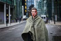 Bodyguard – David (Richard Madden) wurde reingelegt. Unter seiner Decke trägt er eine Sprengstoffweste.