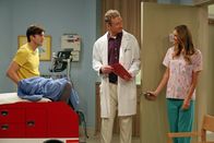 Two and a Half Men – Was ist nur mit Walden (Ashton Kutcher, l.), Herb (Ryan Stiles, M.) und Amber (Kelly Rohrbach, r.) los?