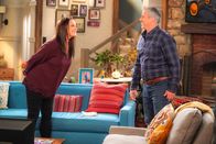 Man with a Plan – Andi Burns (Liza Snyder, l.); Adam Burns (Matt LeBlanc, r.)