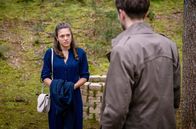 Sturm der Liebe – Als Maxi (Katharina Scheuba, l.) sich verwundert nach dem Grund erkundigt, warum Henry (Elias Reichert, r.) am Fürstenhof bleibt, lässt der sie abblitzen.
