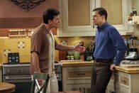 Two and a Half Men – Charlie (Charlie Sheen, l.) versucht alles, um Alan (Jon Cryer, r.) davon zu überzeugen, seinen schwulen Partner zu spielen ...