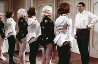 Das Kleid – Die Bediensteten sind angetreten, um dem Kaiser (Wolf Kaiser) sein neues Gewand zu präsentieren.