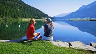 Wunderschön! – Morgens ist der Silvaplanersee noch spiegelglatt. Aber ab mittags weht hier der Malojawind, erfährt Tamina Kallert von der Surflehrerin Sarah Missiaen (r).