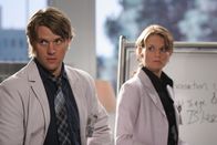 Dr. House – Andie, eine neunjährige Krebspatientin, leidet plötzlich unter schlimmen Halluzinationen. Dr. Robert Chase (Jesse Spencer, l.) und Dr. Allison Cameron (Jennifer Morrison, r.) tappen im Dunkeln, was die Ursache angeht. Kann Dr. House helfen?