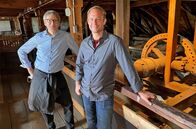 Tobis Städtetrip (HR) – Tobias Kämmerer mit Martin Matl (li.), Diözesanbaumeister im Dachstuhl des Fuldaer Doms.