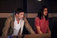The Flash – Barry (Grant Gustin, l.); Cisco (Carlos Valdes, r.)