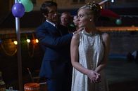 Love Child – Joan Millar (Jessica Marais, l.); Dr. Patrick McNaughton (Jonathan LaPaglia, r.)