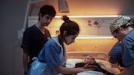 This Is Going to Hurt – Als Adam (Ben Whishaw, l.) seine Patientin notgedrungen in das staatliche Krankenhaus einliefern muss, gibt es keine Zeit zu verlieren. Shruti (Ambika Mod, M.) übernimmt die Behandlung und Adam wird plötzlich etwas klar.