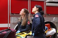 Chicago Fire – Sie verfolgen den Einsatz mit angehaltenem Atem, v.li.: Jocelyn Hudon als Lyla Novak, Hanako Greensmith als Violet Mikami