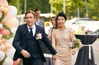 Die Heiland - Wir sind Anwalt – Romys Ex Ben Ritter (Peter Fieseler, l.) und Nayong Curtis (Le-Thanh Ho, r.) auf dem Weg zum Standesamt (mit Kompars:innen).