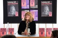 Alice – Alice (Nina Gummich) stellt ihr Buch 'Der kleine Unterschied' vor.