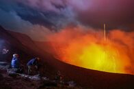 Faszination Erde – Das "Terra X"-Team wartet stundenlang auf den richtigen Moment, um an den Kraterrand zu rennen und eine Probe eines glühenden Lavabrockens zu nehmen.