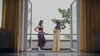 Ansichtssache – Nina und Maggie im Gespräch auf der Terasse.