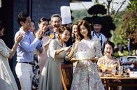 Parasite – Ki Jung (Park So-dam, 3. v. re.) ist sehr beliebt in der Familie Park (Lee Sun-kyun, Cho Yeo-jeong).