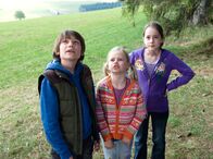 Tiere bis unters Dach – Greta (Enya Elstner, re.) mit Jonas (Fynn Henkel, li.) und Lilie (Lotte HannĂ