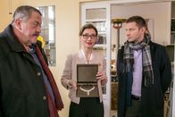 Die Rosenheim-Cops – Weil sie einen Versicherungsbetrug ihres toten Chefs gedeckt hat, gerät Theresa Lombardi (Daniela Kiefer, M.) ins Visier der Kommissare Hansen (Igor Jeftic, r.) und Hofer (Joseph Hannesschläger, l.).