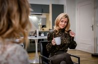 Sturm der Liebe – Yvonne (Tanja Lanäus, r.) amüsiert sich über Gretas (Laura Osswald, l.) Traum.