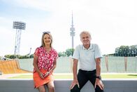 Bayerische Originale: Kreuzer trifft ... – In der Auftaktfolge der neuen Staffel trifft Marianne Kreuzer die Torwartlegende Sepp Maier. Der heute 76-Jährige gewann in seiner Fußball-Karriere alles, was es zu gewinnen gibt, wurde Weltmeister und Europameister. Als ersten Lieblingsort hat der leidenschaftliche Golfer seinen Heimat-Golfclub in Ebersberg gewählt. Dort verrät er zum Beispiel, warum er jahrelang einen Fußball mit ins Bett genommen hat. Weitere Stationen sind das Olympiastadion und das Valentin-Karlstadt-Musäum in München. Seine Fähigkeit, Karl Valentin zu parodieren, ist legendär.