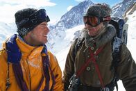 Vertical Limit - In größter Gefahr – Vom eigenwilligen Gipfelexperten Montgomery Wick (Scott Glenn, r.) kann Peter Garrett (Chris O’Donnell, l.) noch so einiges lernen.
