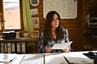 Frühling – Dorfhelferin Katja Baumann (Simone Thomalla) hat einen Moment Zeit für Papierkram, bevor es für sie wieder nach draußen zu den Menschen geht.