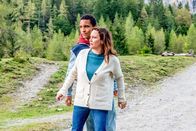 SOKO Kitzbühel – Das afrikanische Fußballtalent Johnny Yekini (Noah Tinwa) ist ständig auf der Hut und traut der Polizei nicht über den Weg. Sein Berater und dessen Assistentin, Rosa Kirchler (Kristina Bangert), verschleiern seine Existenz und Herkunft.