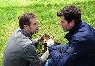 Sturm der Liebe – ARD STURM DER LIEBE FOLGE 1564 Uhr im ERSTEN. Nils (Florian Stadler, l., mit Moritz Tittel) findet auf dem Baugrundstück eine antike Holzdose.