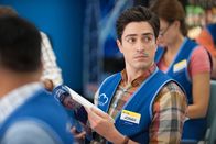 Superstore – Jonah (Ben Feldman) kennt das Magazin noch nicht und hat einen eher skeptischen Blick auf dessen Inhalte. Wird er recht behalten?
