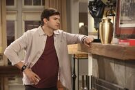 Two and a Half Men – Walden (Ashton Kutcher) wendet sich an die Asche von Jennys Vater und bittet ihn, ihm irgendein Zeichen zu geben, damit sein Leben nicht in die falsche Richtung läuft ...