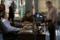 Common Law – Werden von Mike Sutton (Jack McGee, r.) mit einem neuen Fall beauftragt: Wes (Warren Kole, l.) und Travis (Michael Ealy, M.) ...