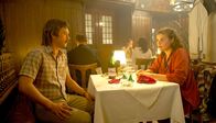 FilmMittwoch im Ersten: Jedes Jahr im Juni – ARD/MDR JEDES JAHR IM JUNI Uhr im ERSTEN. Gregor (Peter Schneider) und Elke (Katharina Wackernagel) beim romantischen Dinner in Prag.
